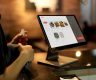 Sistem kasir POS digital di meja kasir restoran modern